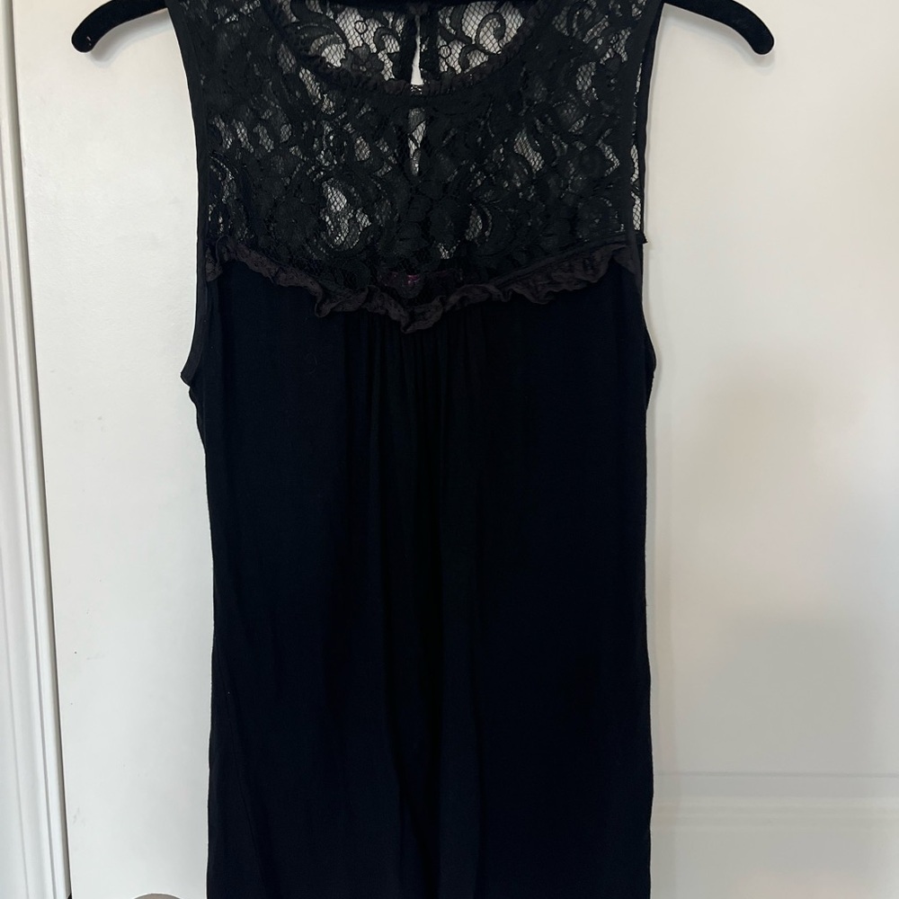 Chic Black Lace Sleeveless Top​